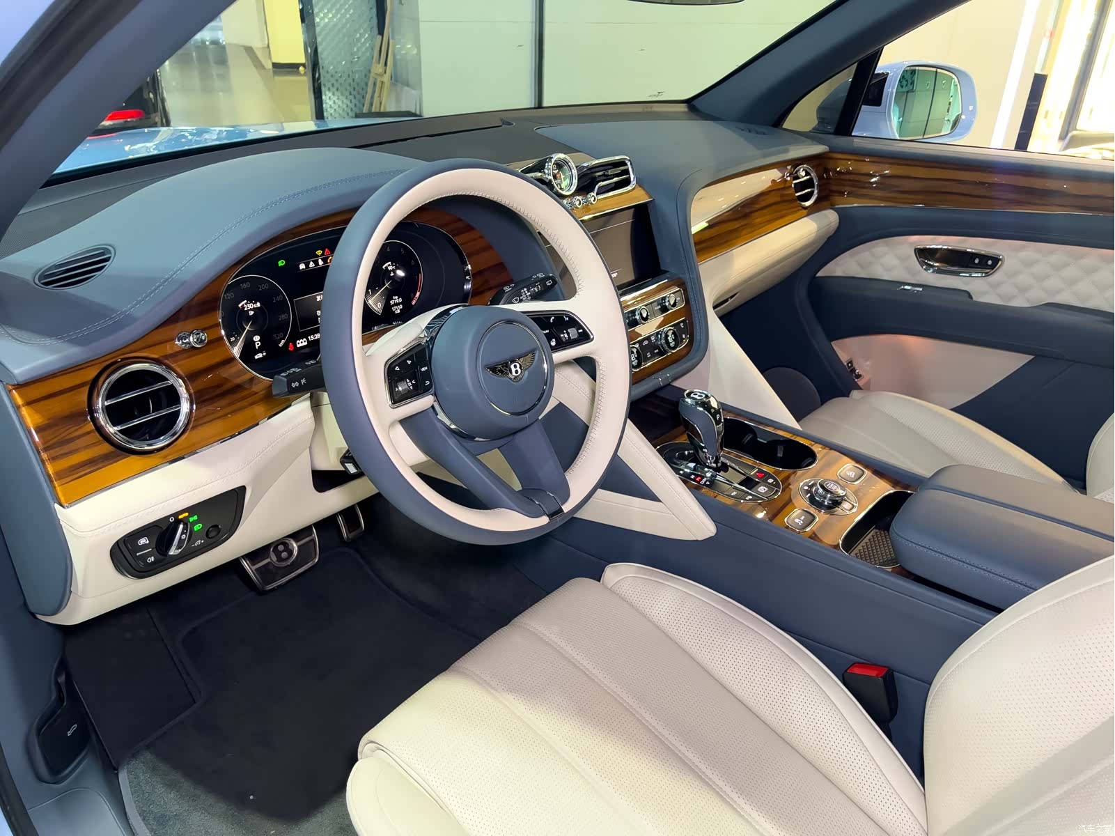 Bentley Bentayga, 2023 7