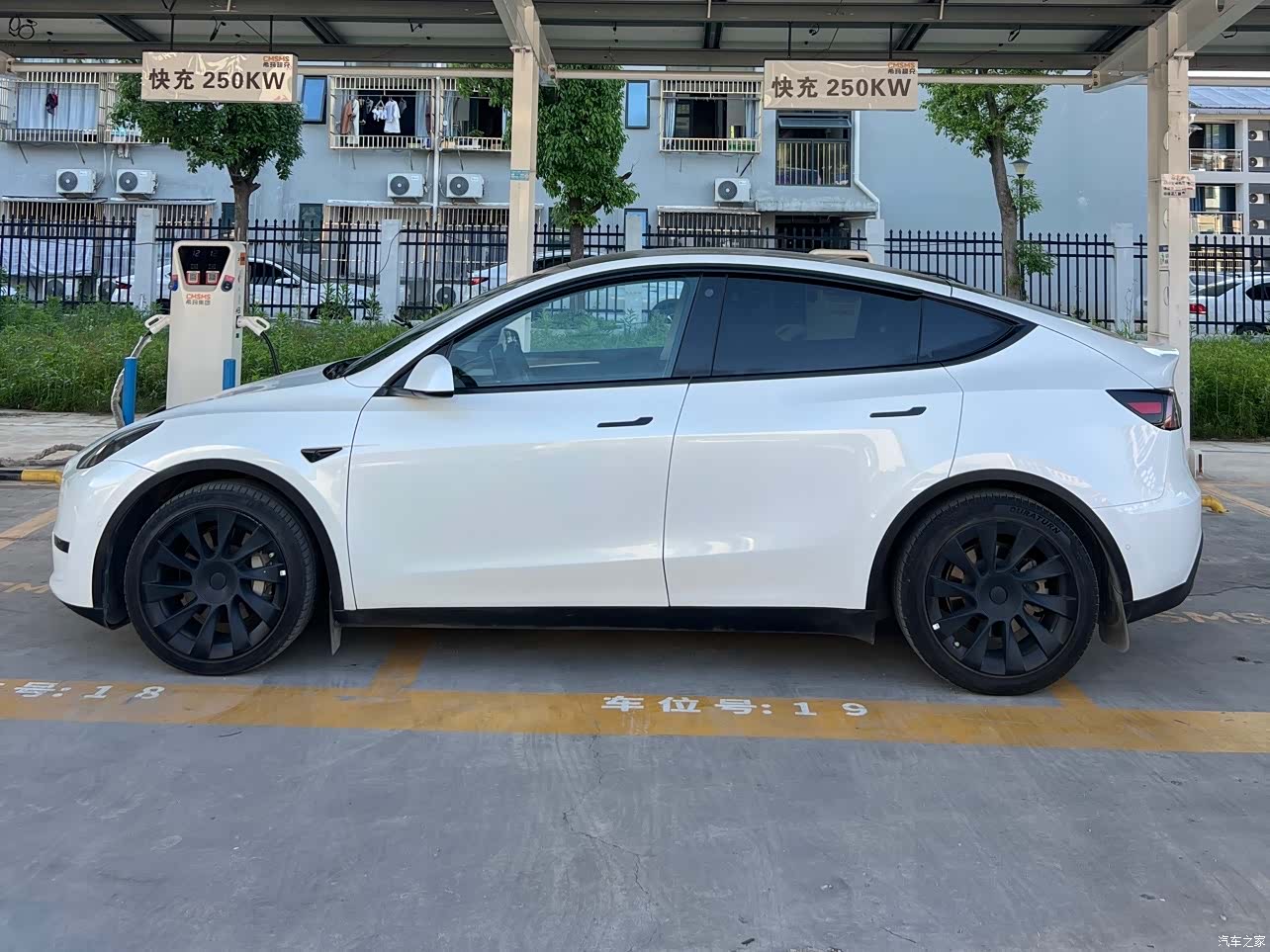 Tesla Model Y, 2022 3