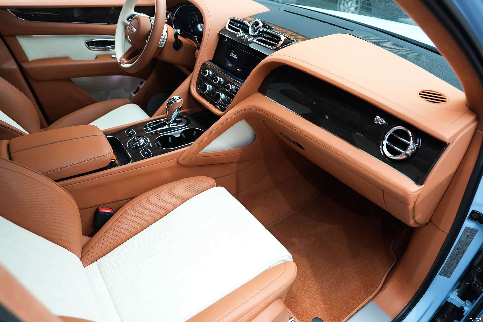 Bentley Bentayga, 2024 38