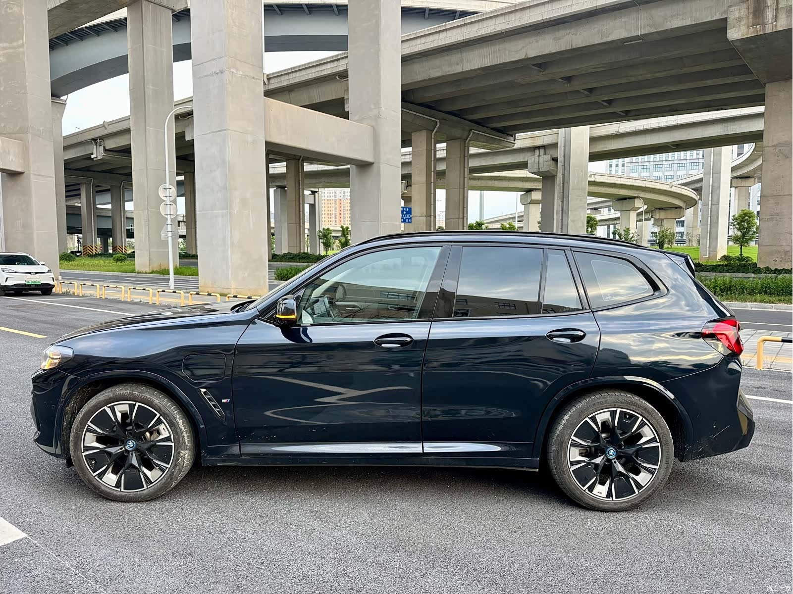 BMW iX3, 2023 все фото