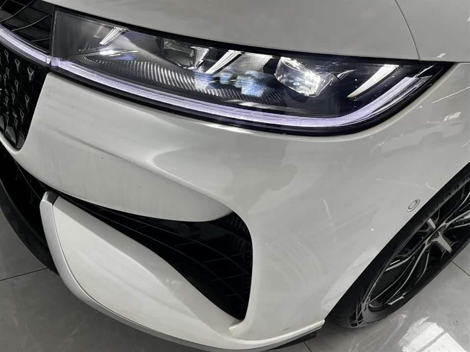 VOYAH Lantu chasing light