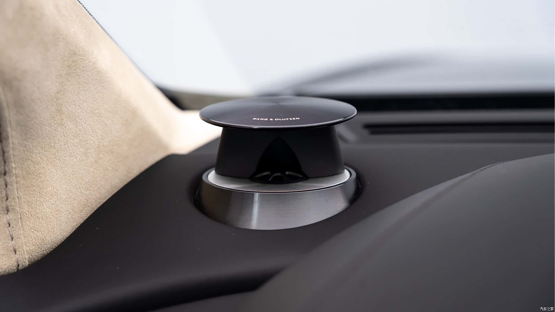 Aston Martin Virage, 2013 4