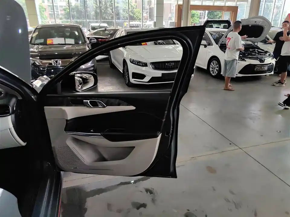 Lynk & Co 02