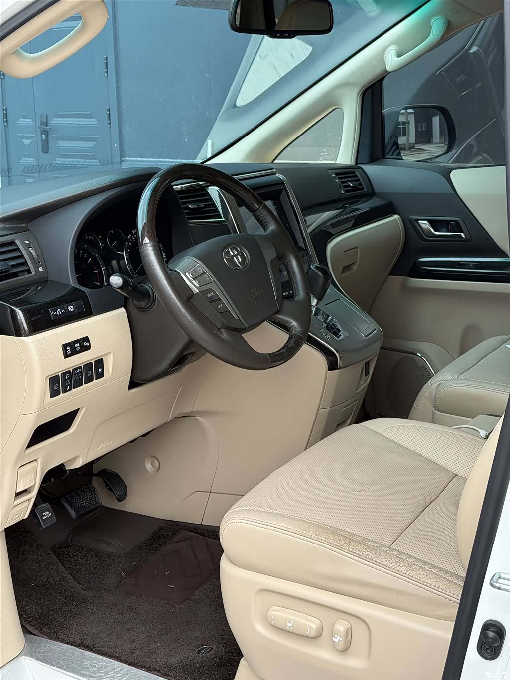 Toyota Alphard, 2011 4