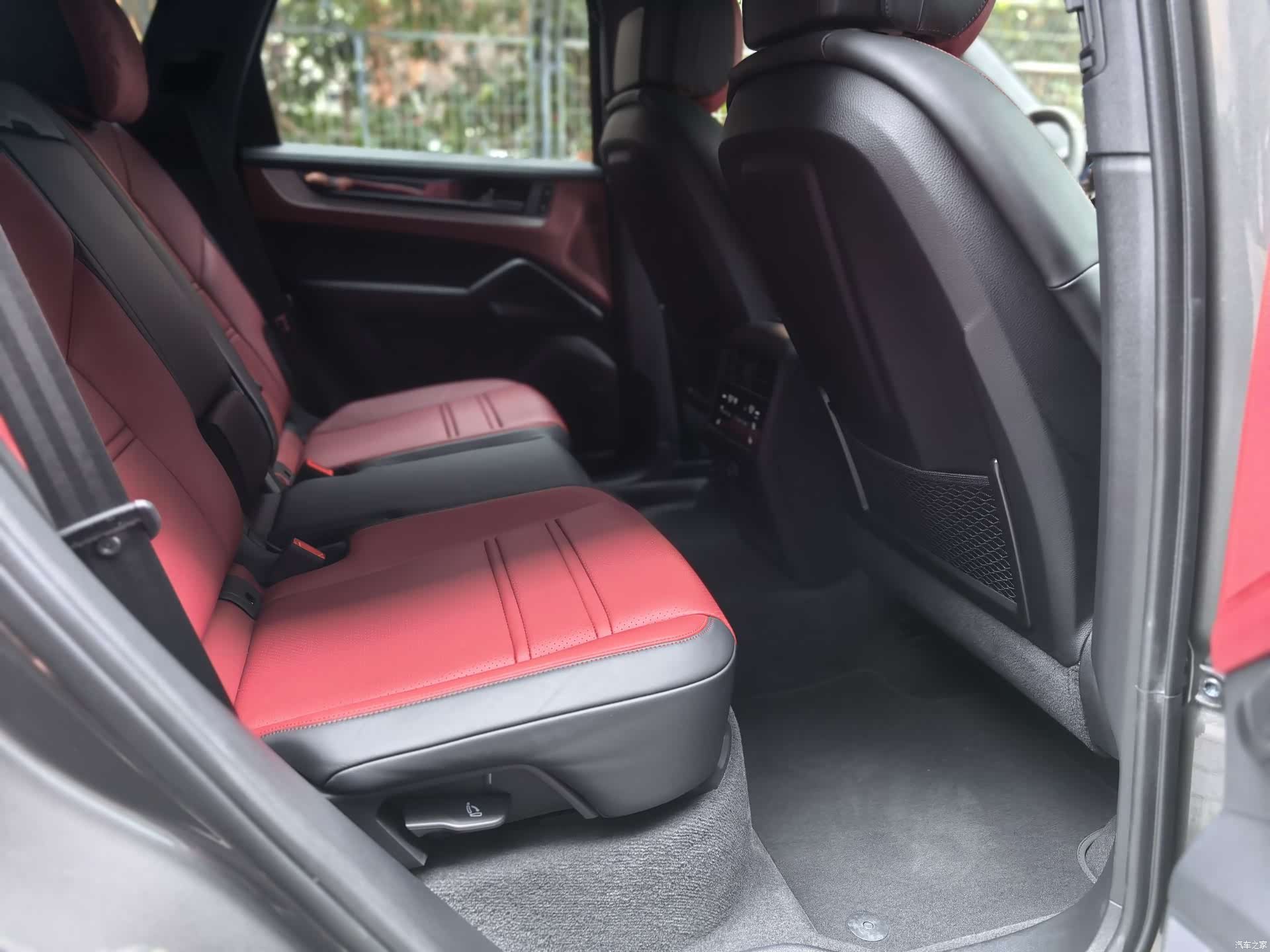 Porsche Cayenne, 2025 12