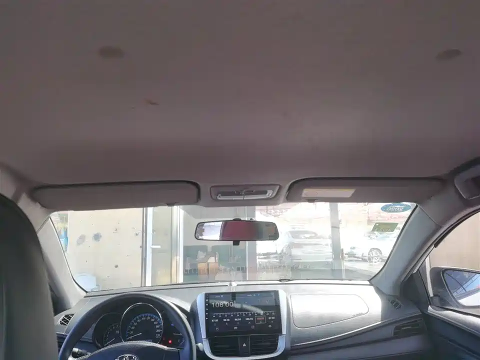 Toyota YARiS L to enjoy