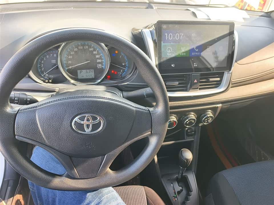 Toyota YARiS L to enjoy
