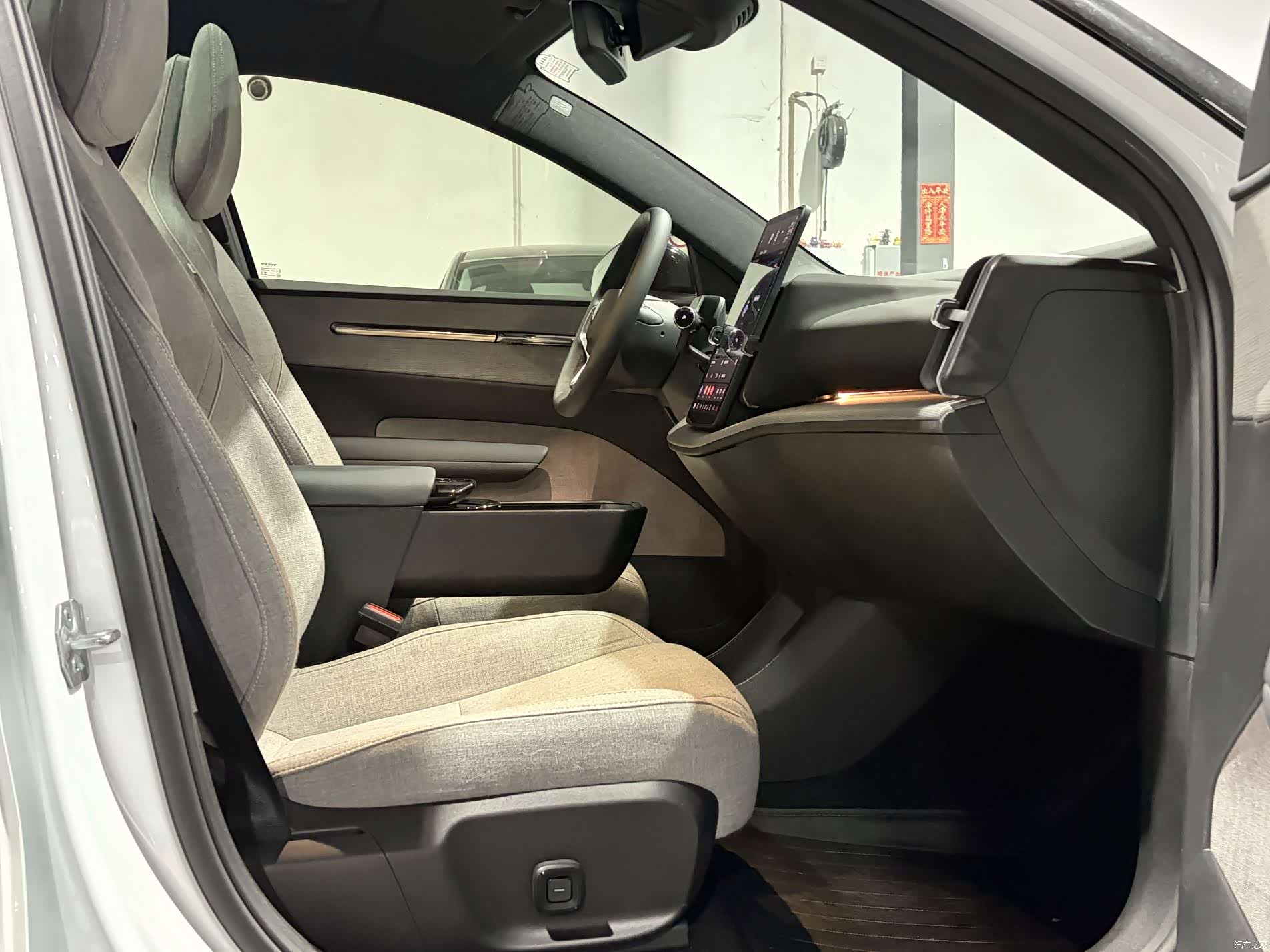 Volvo EX30, 2025 19