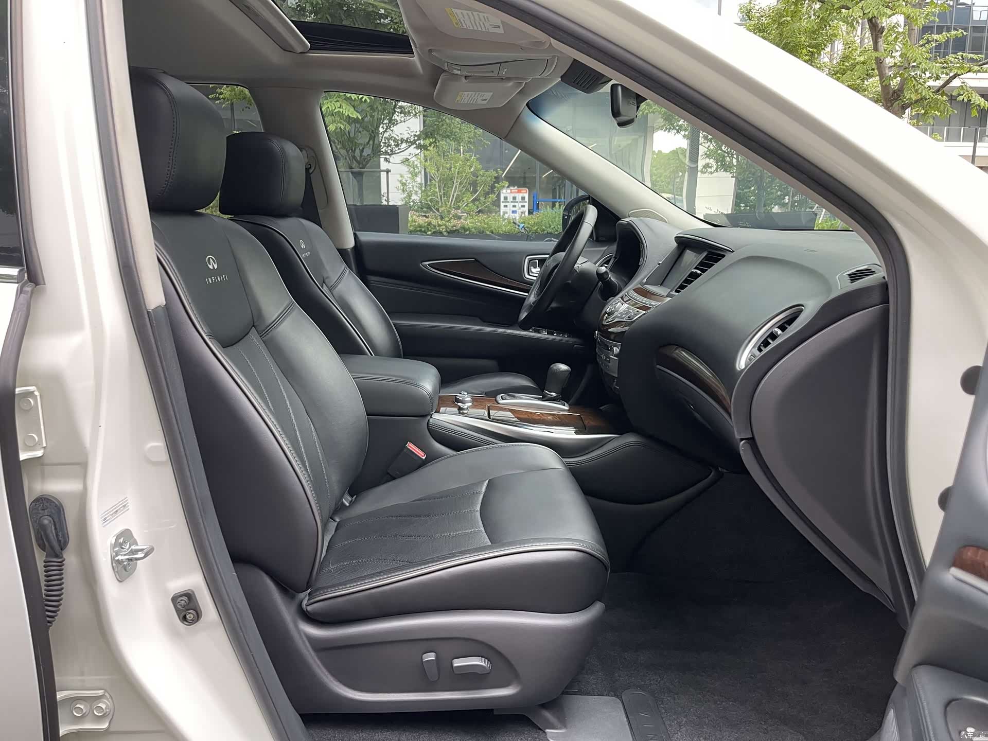 Infiniti JX35, 2014 7