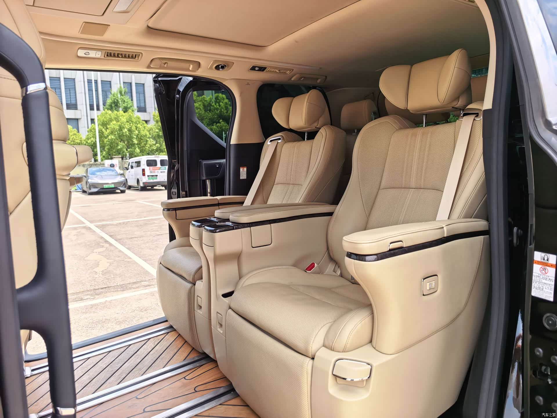 Toyota Vellfire, 2020 9