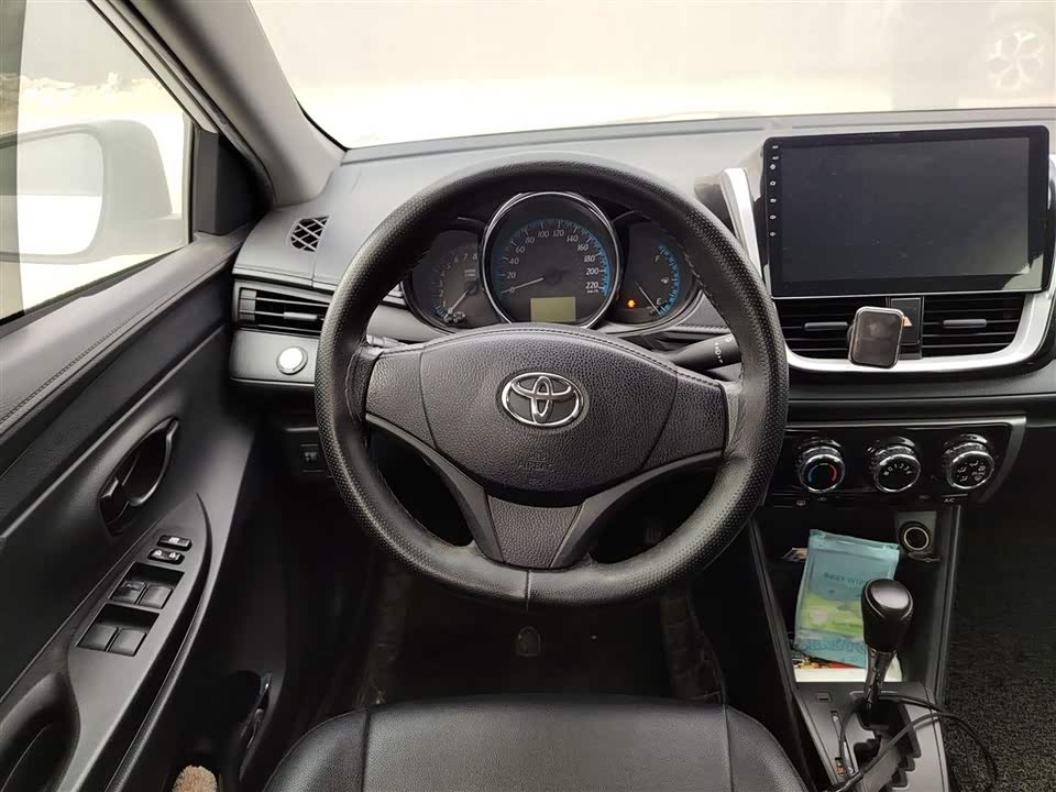 Toyota YARiS L to enjoy