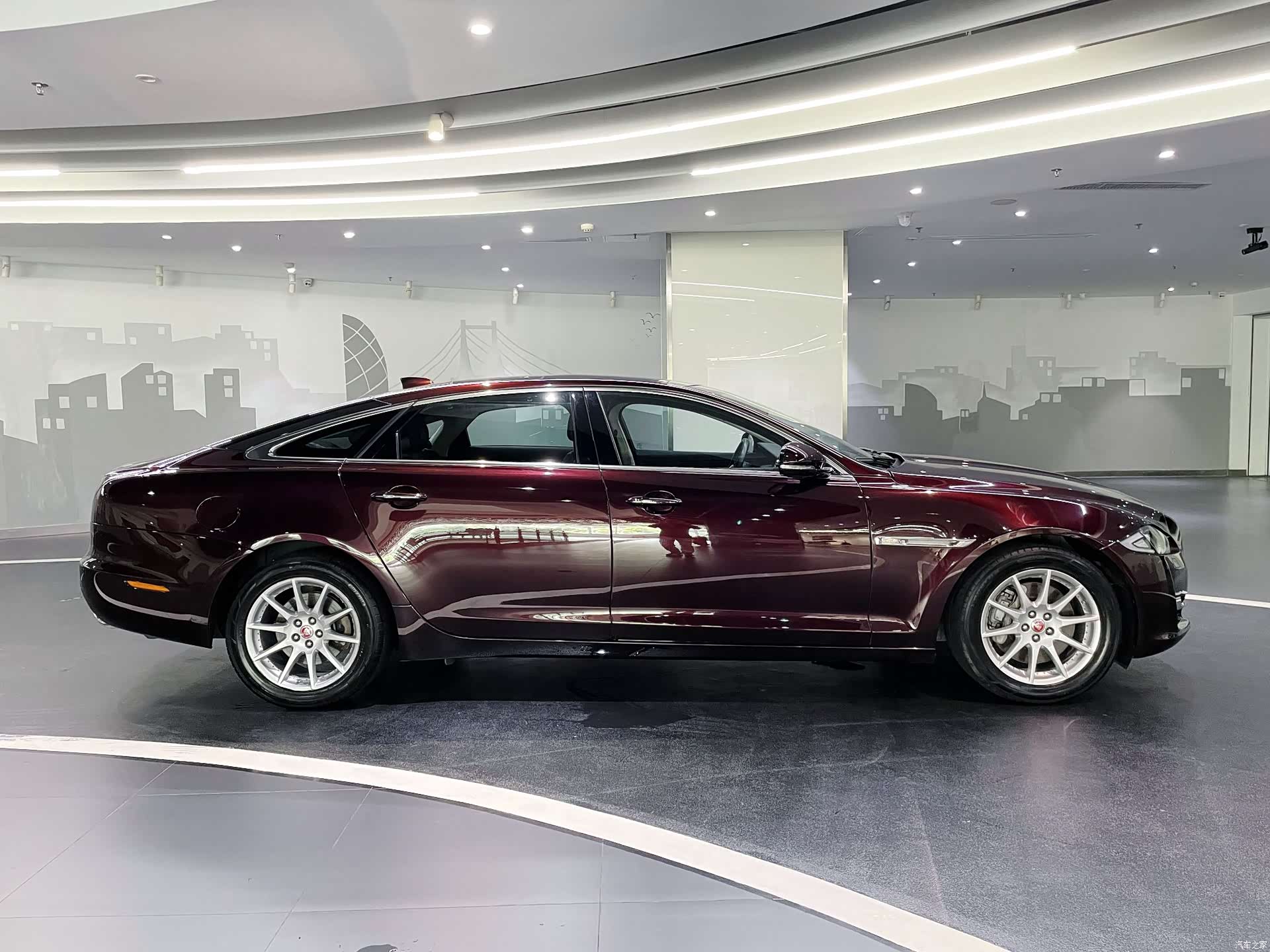 Jaguar XJ, 2017 7