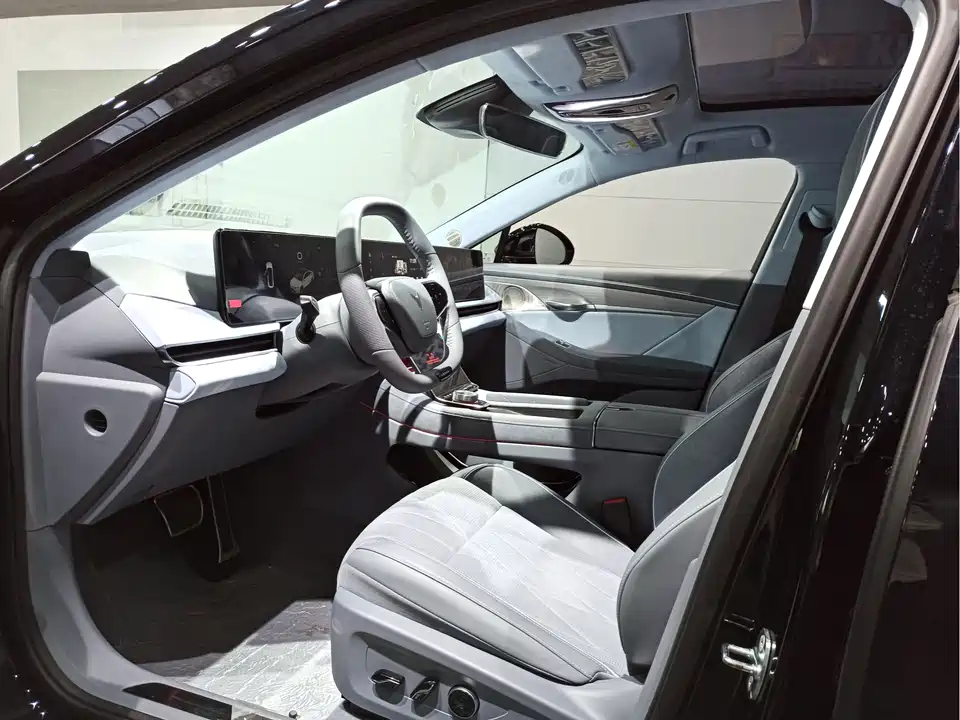 VOYAH Lantu chasing light