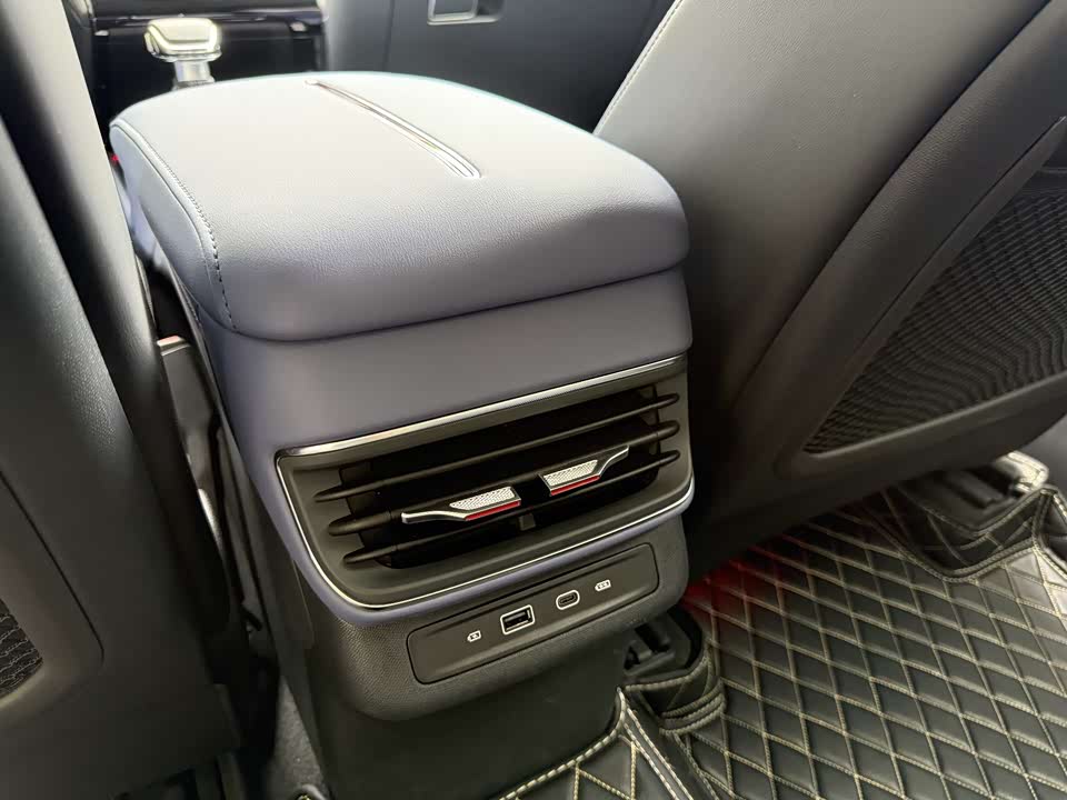Hongqi HS3