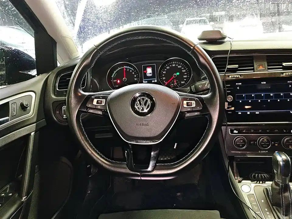 Volkswagen Golf*pure electricity