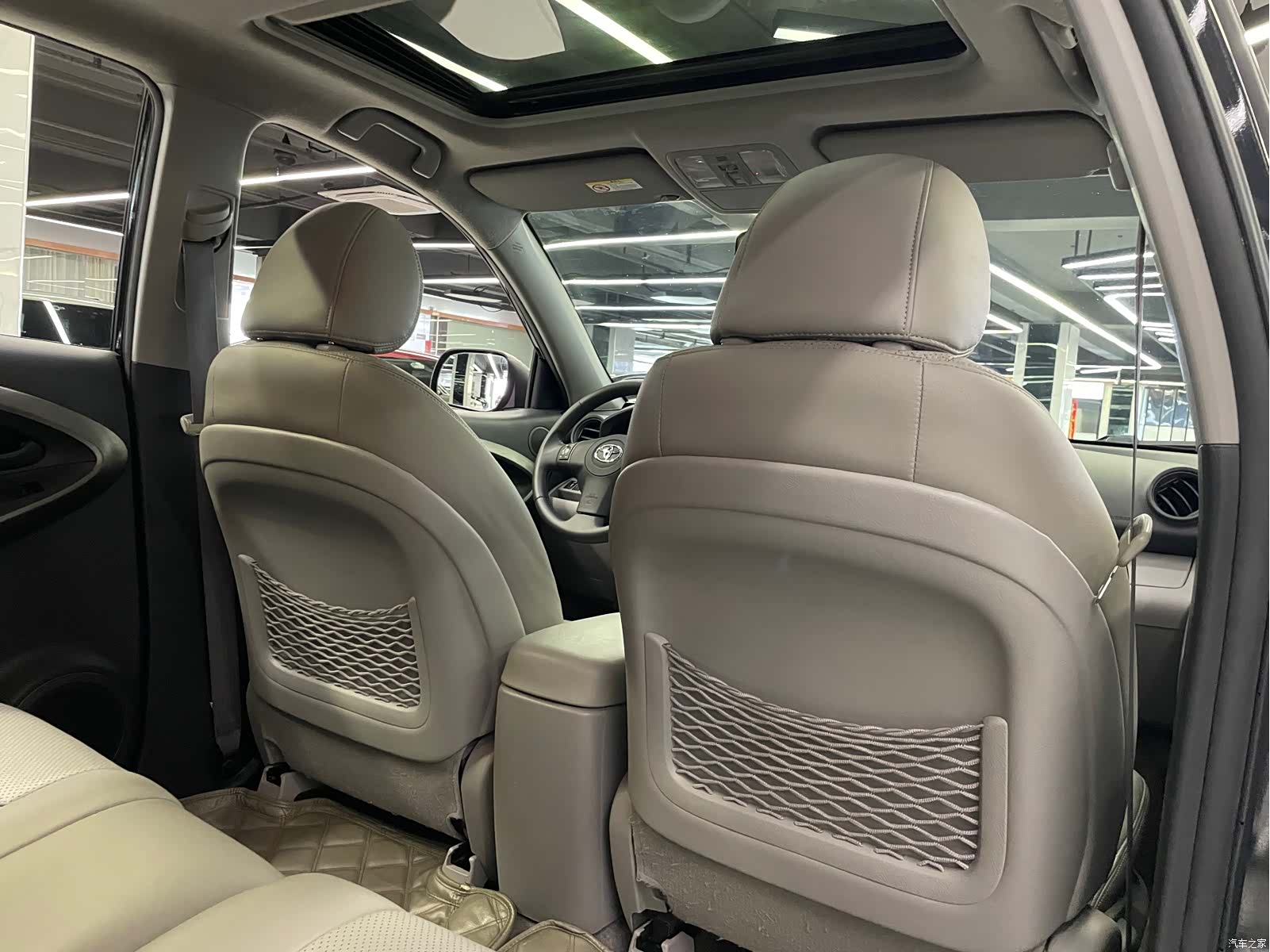 Toyota RAV4, 2011 10