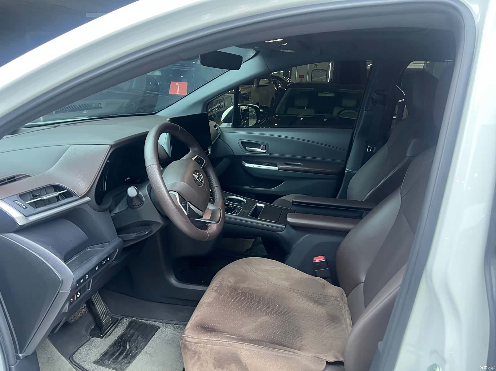 Toyota Granvia, 2025 все фото