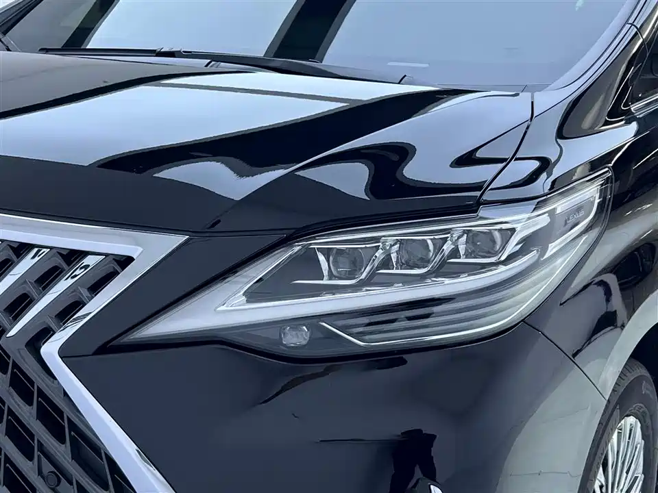 Lexus LM