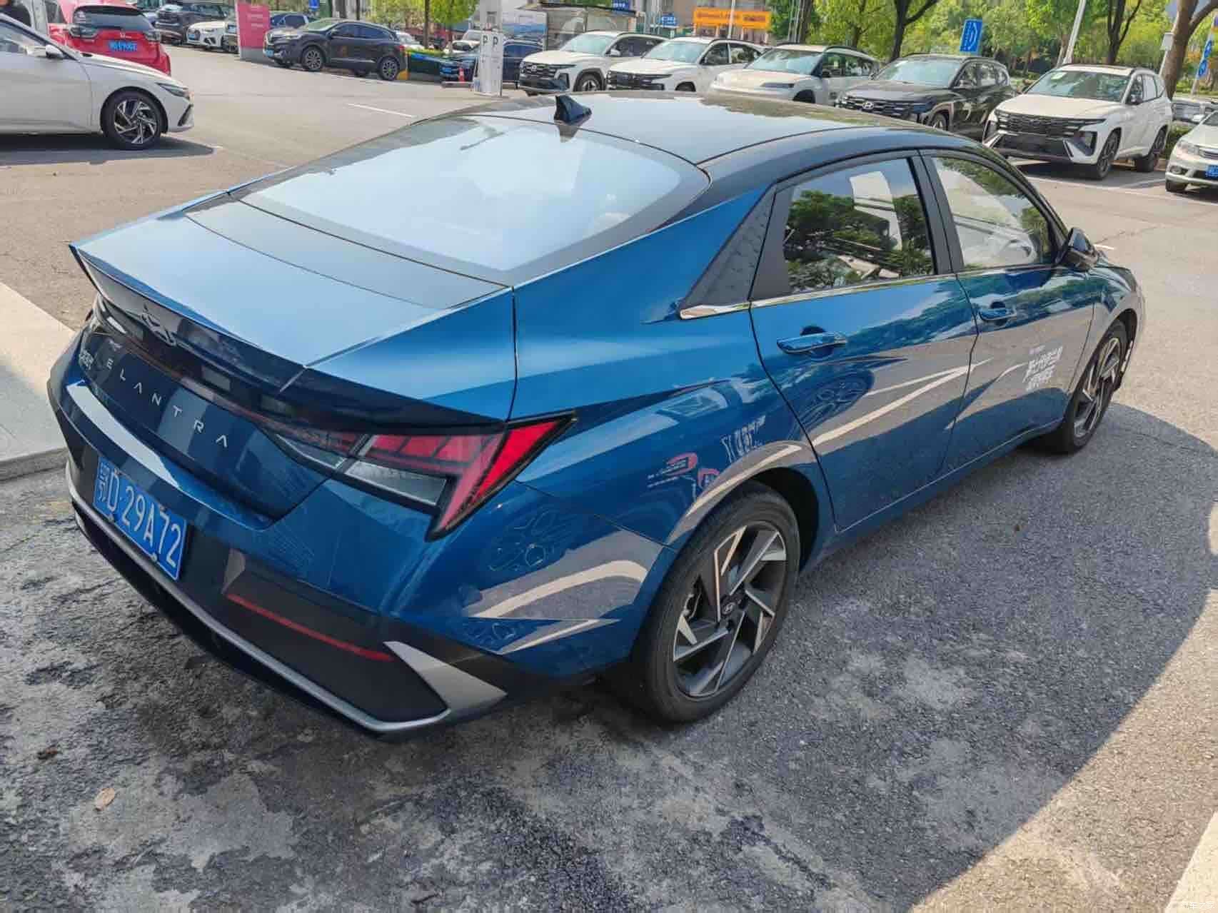 Hyundai Elantra, 2023 все фото