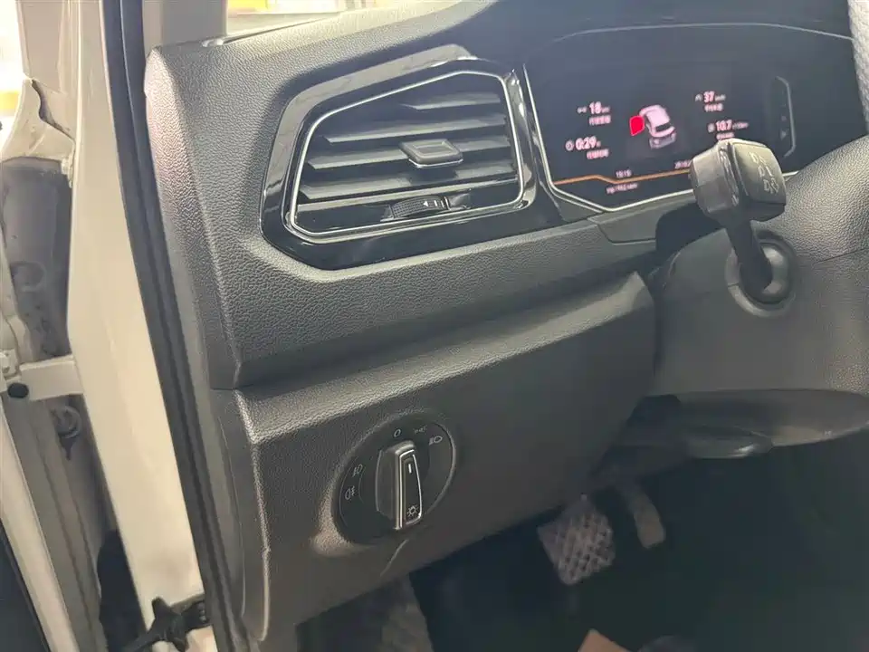 Volkswagen T-ROC exploring Songs