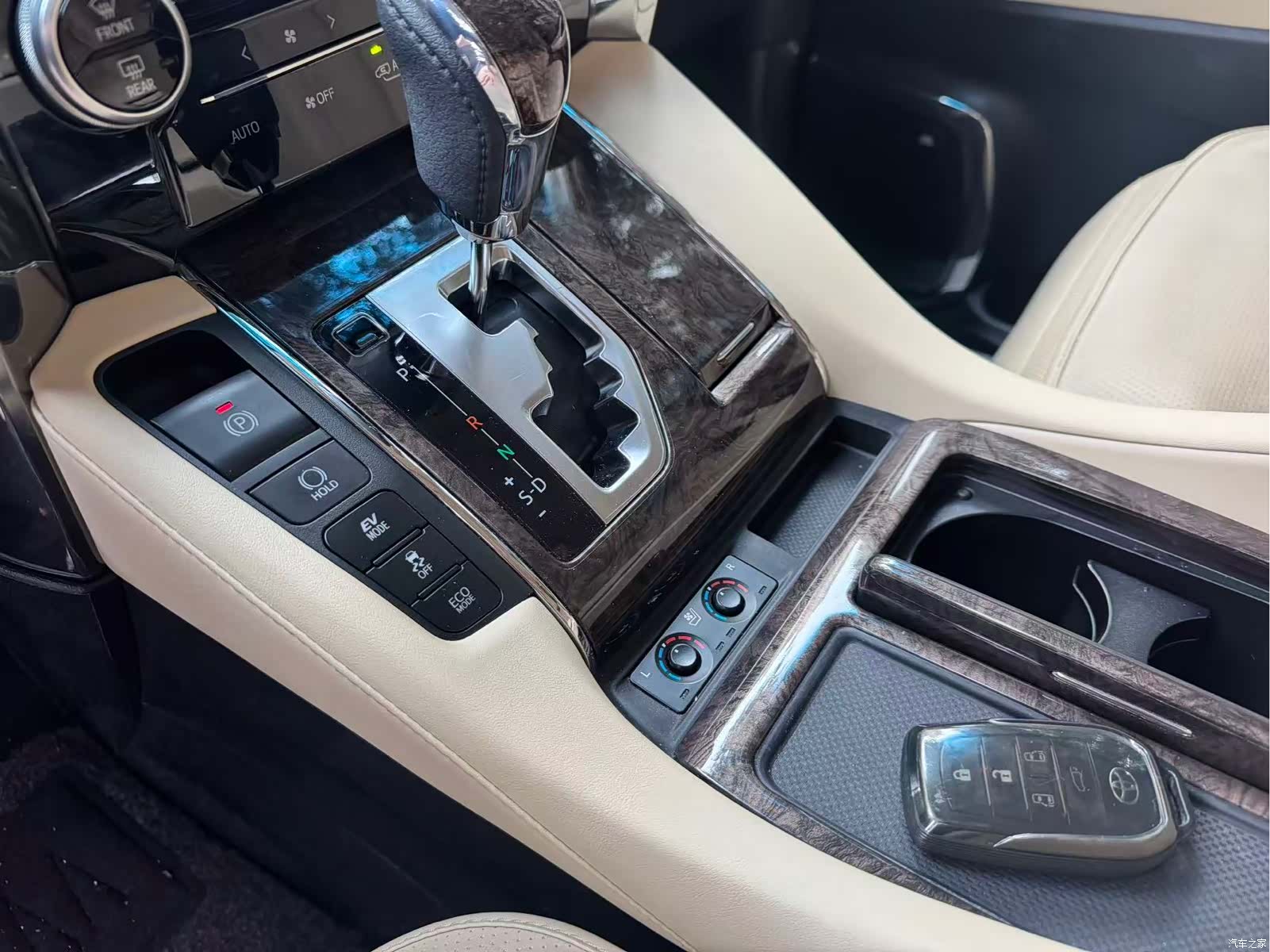 Toyota Vellfire, 2020 все фото
