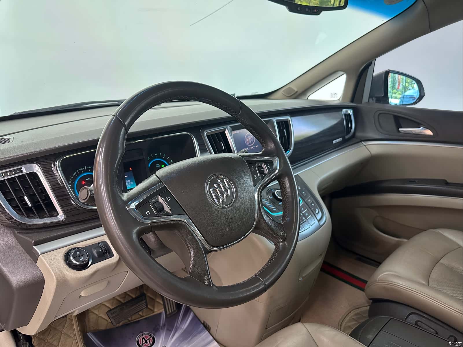 Buick GL8, 2011 12