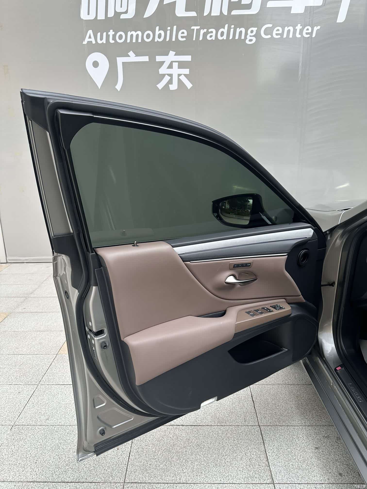 Lexus ES, 2025 14
