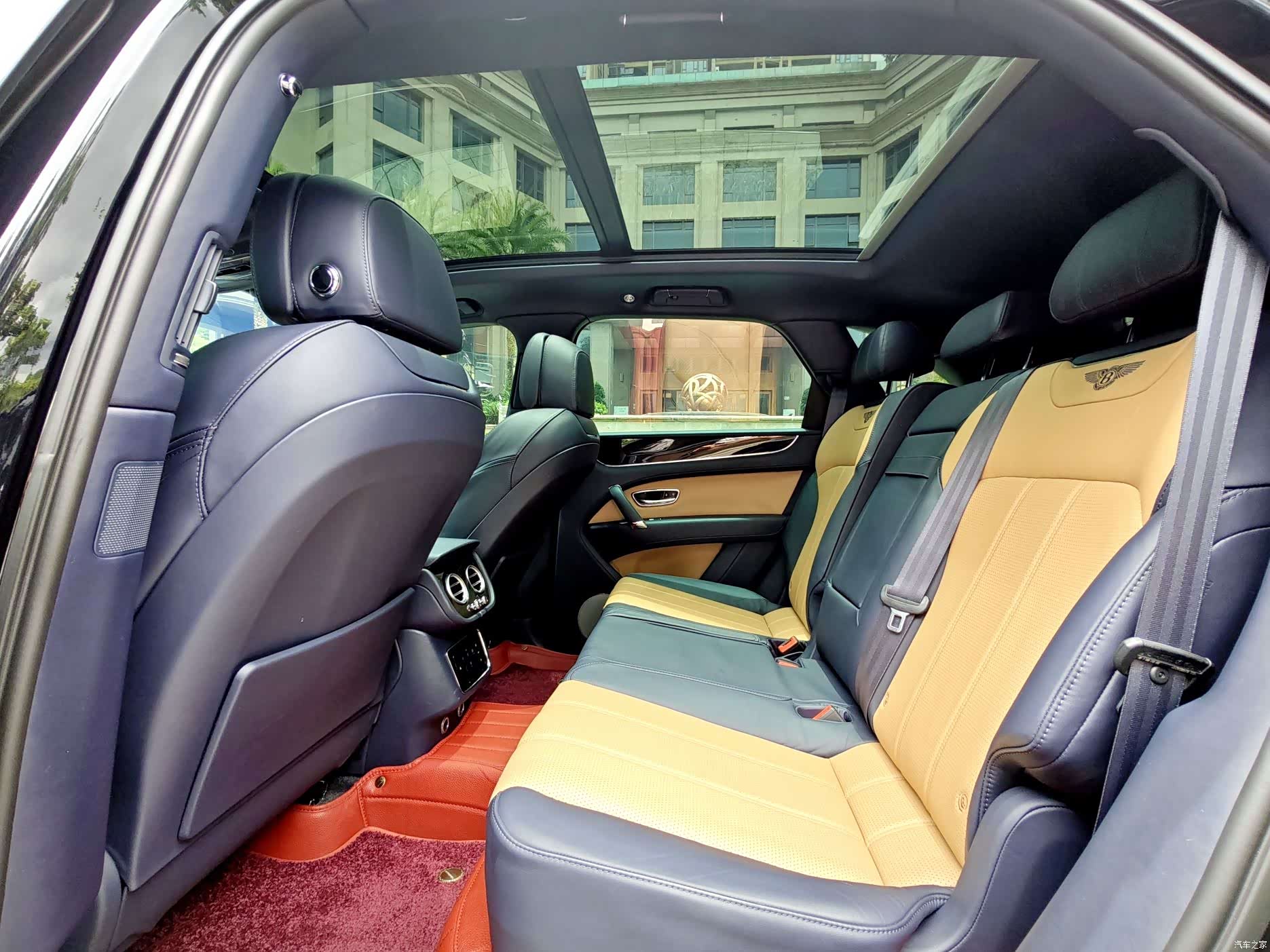 Bentley Bentayga, 2018 24
