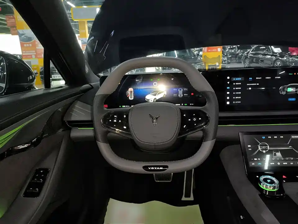 VOYAH Lantu chasing light