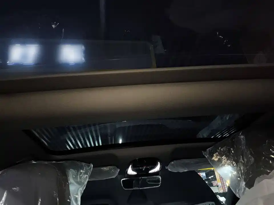 VOYAH Lantu chasing light