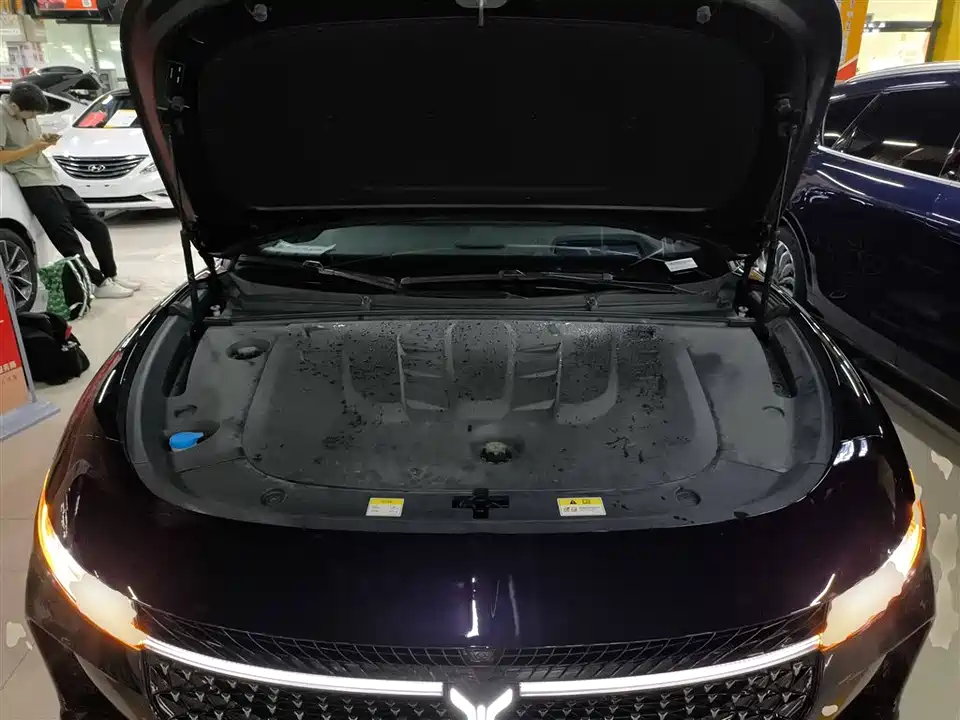 VOYAH Lantu chasing light