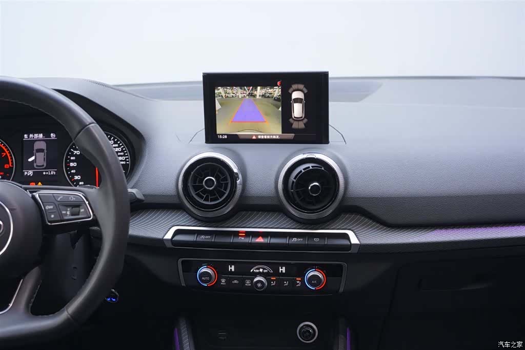 Audi Q2L, 2024 11