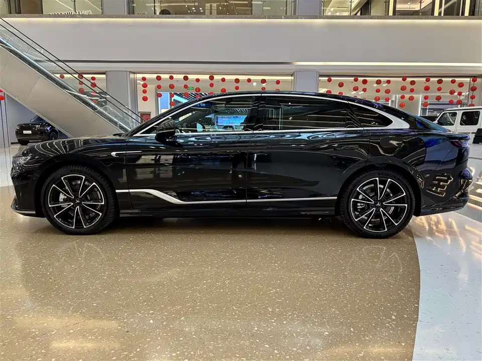 VOYAH Lantu chasing light