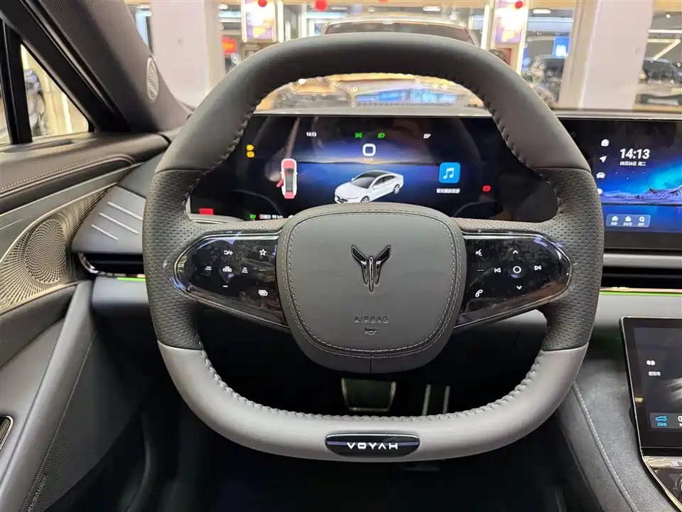 VOYAH Lantu chasing light