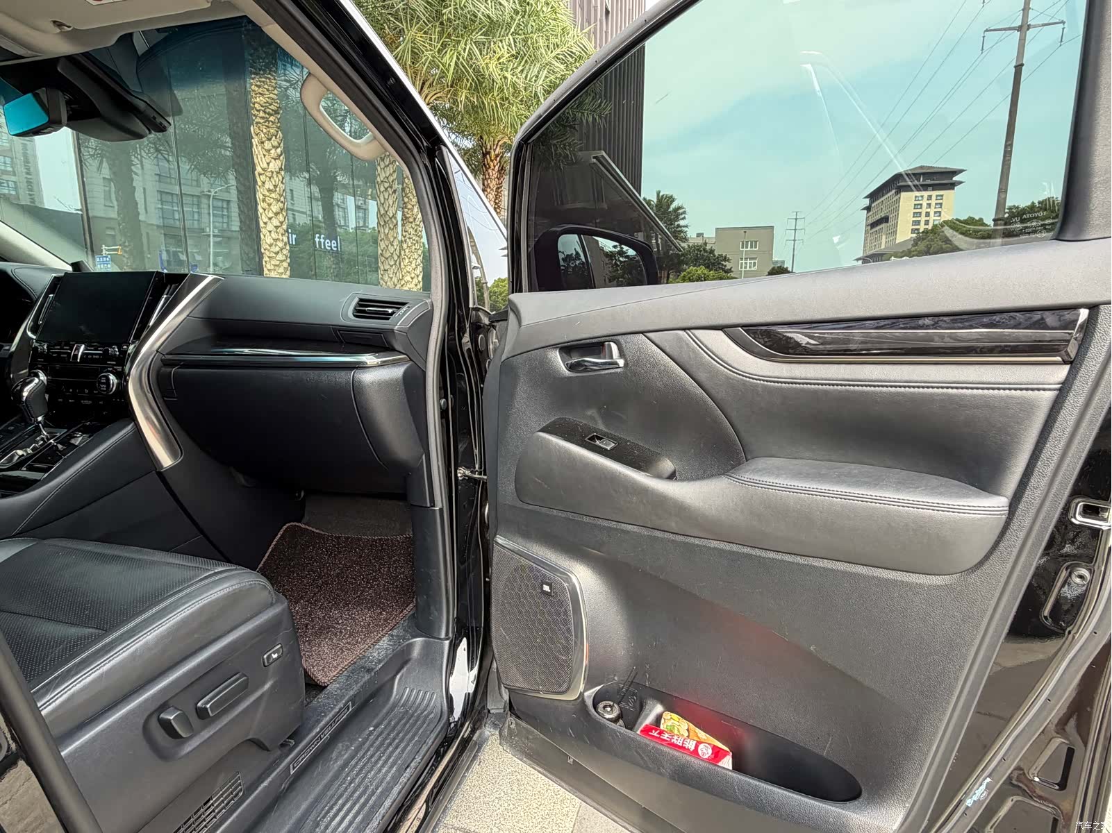 Toyota Vellfire, 2022 12