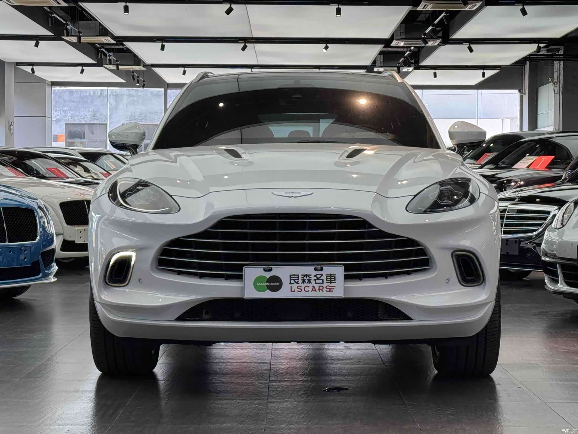 Aston Martin DBX, 2022 2