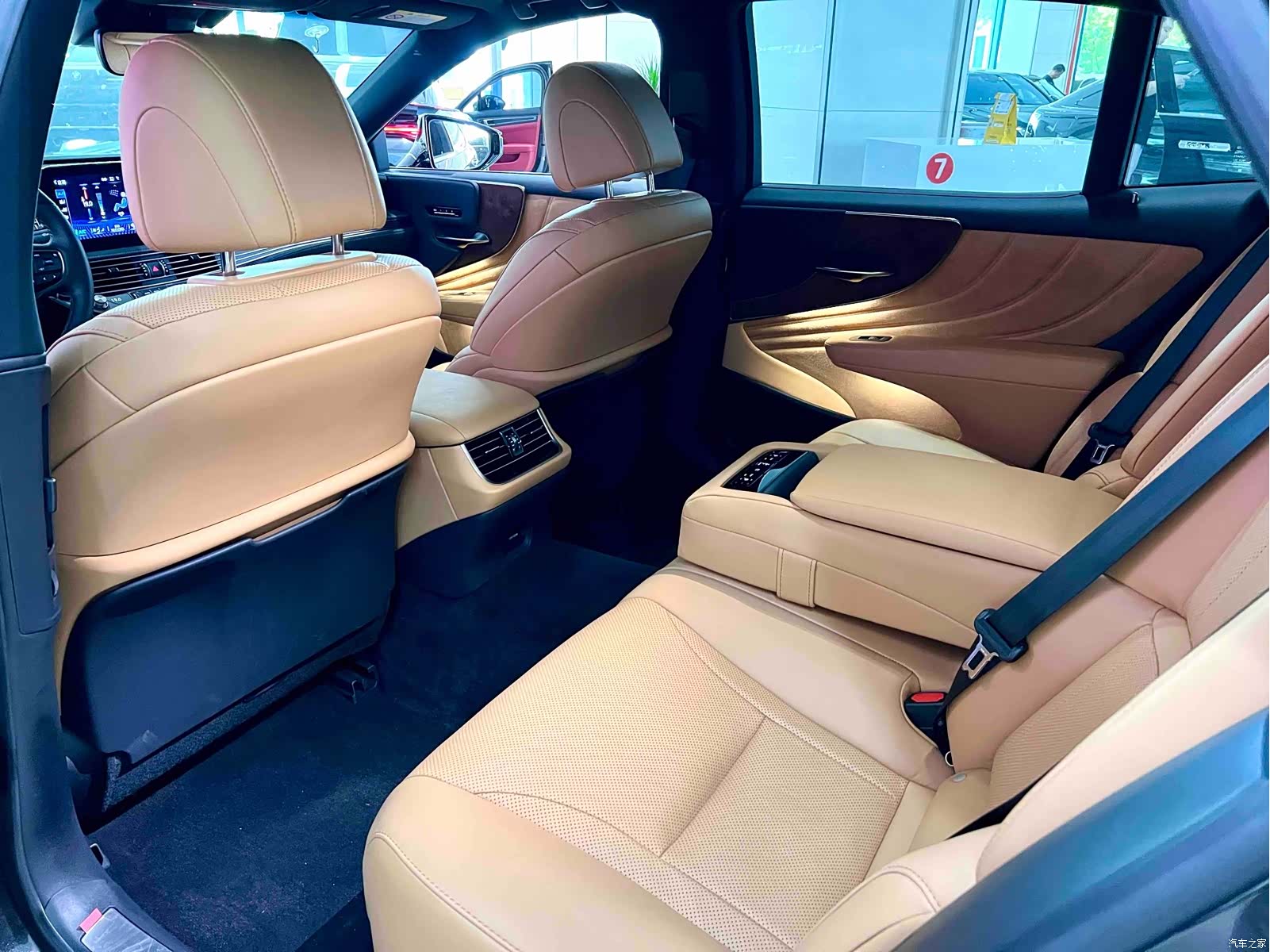 Lexus LS, 2021 9