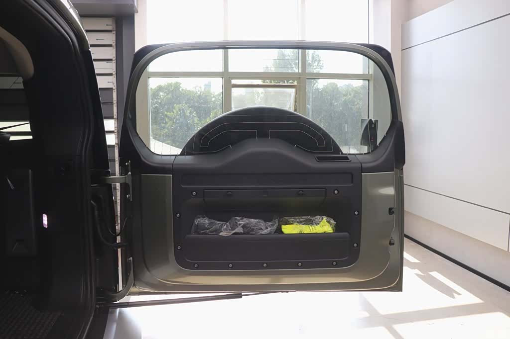 Land Rover Defender, 2024 31