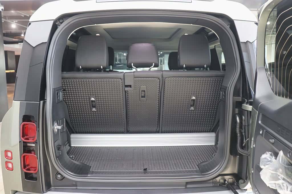 Land Rover Defender, 2024 30