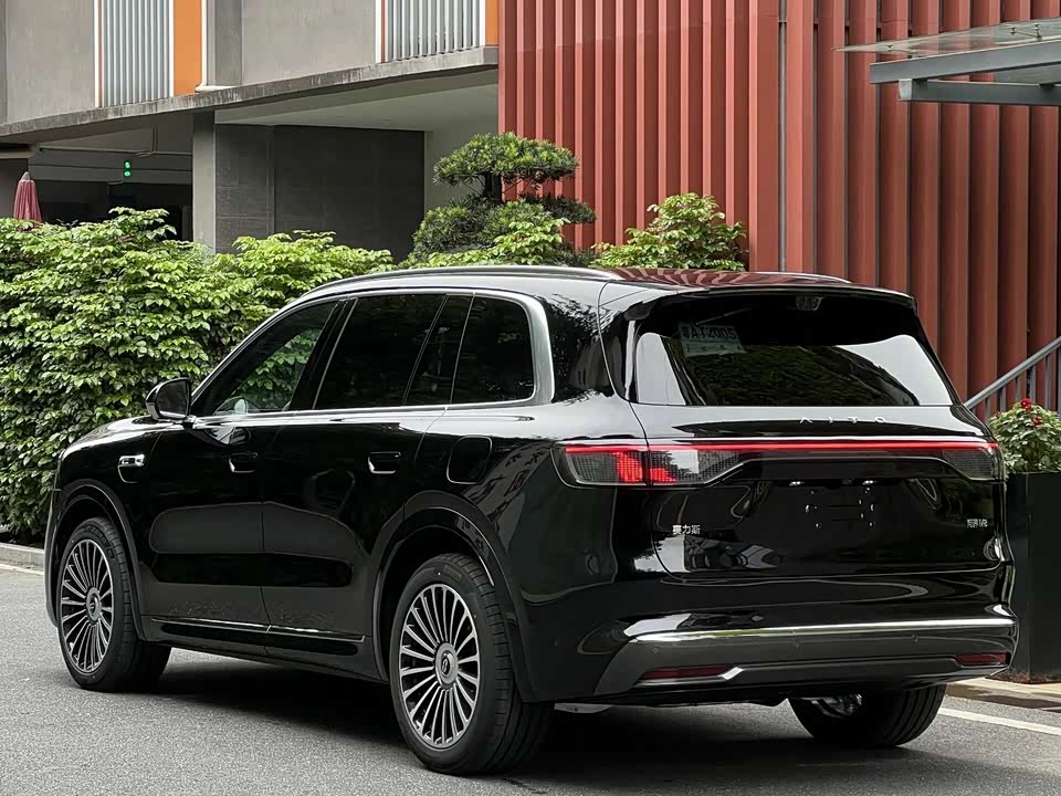 AITO Ask the world M8