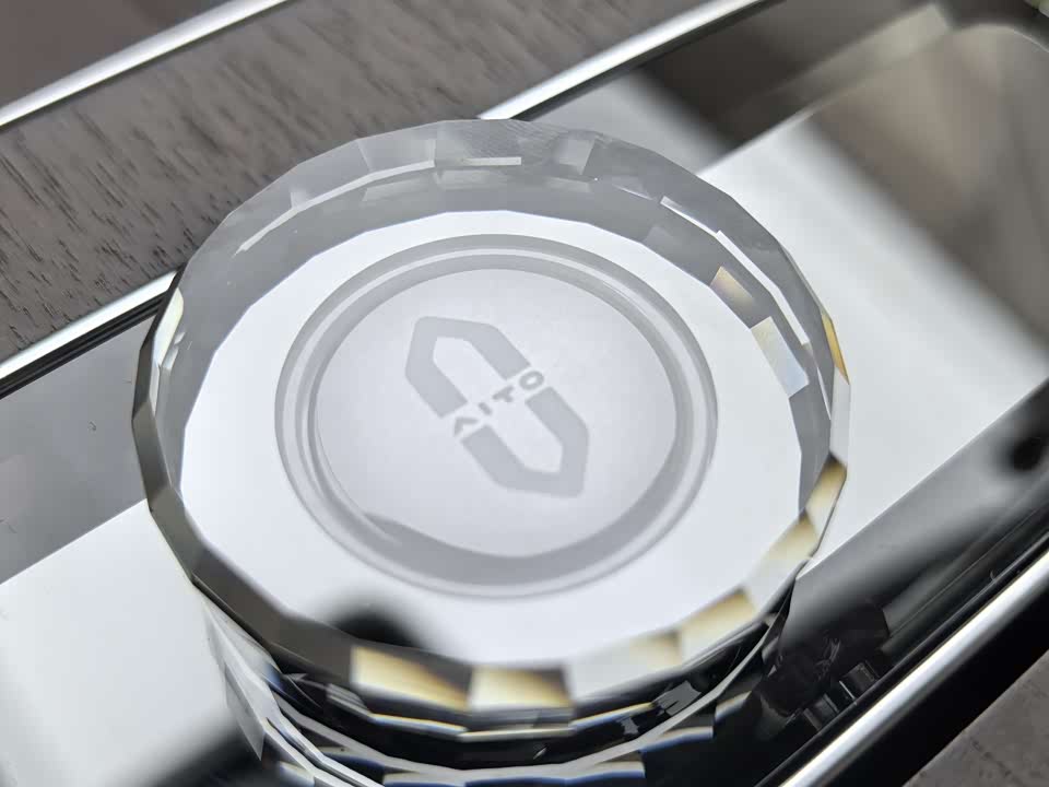 AITO Ask the world M8