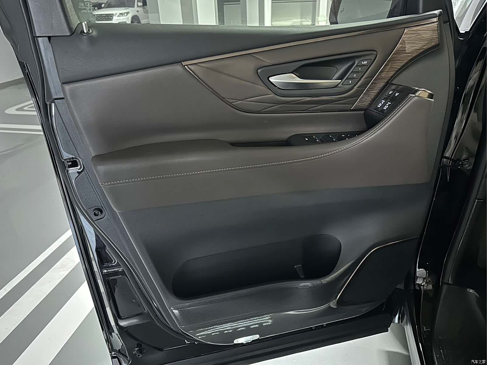 Toyota Alphard, 2024 6