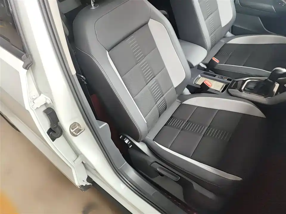 Volkswagen T-ROC exploring Songs