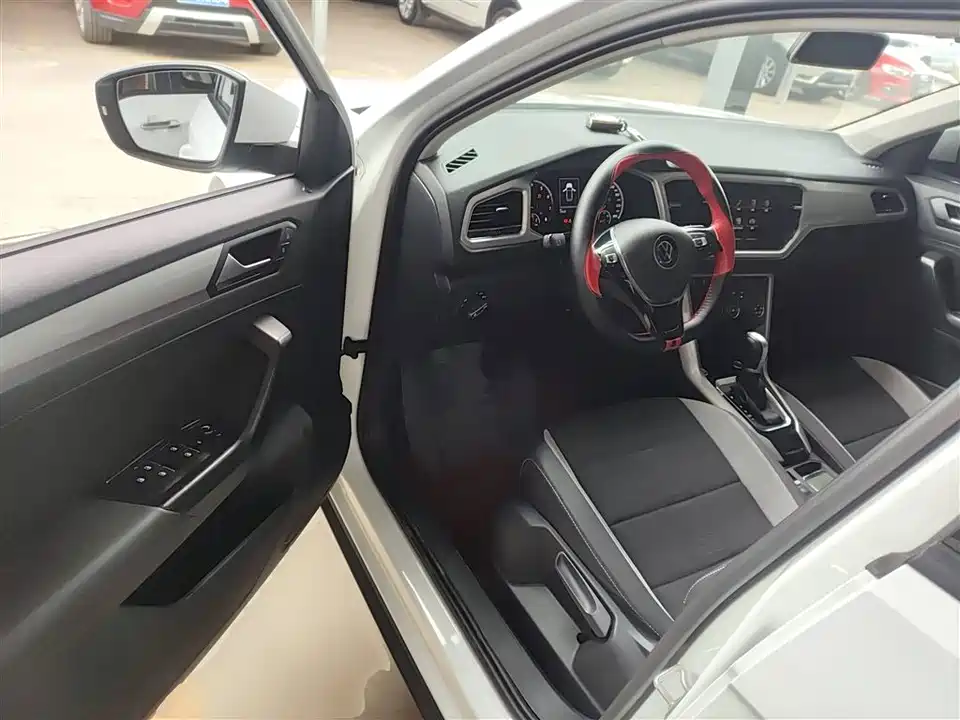 Volkswagen T-ROC exploring Songs