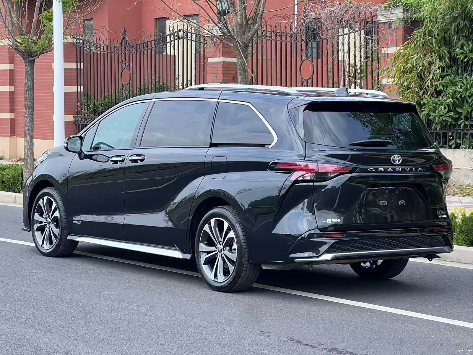 Toyota Granvia, 2024 3