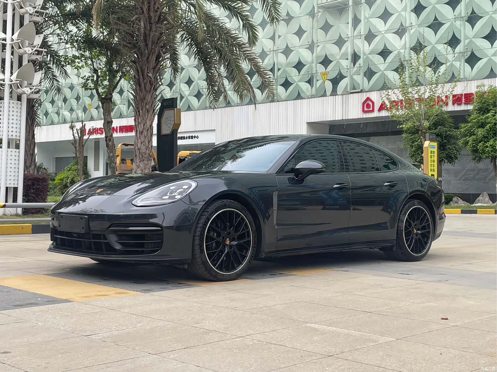 Porsche Panamera, 2023 1