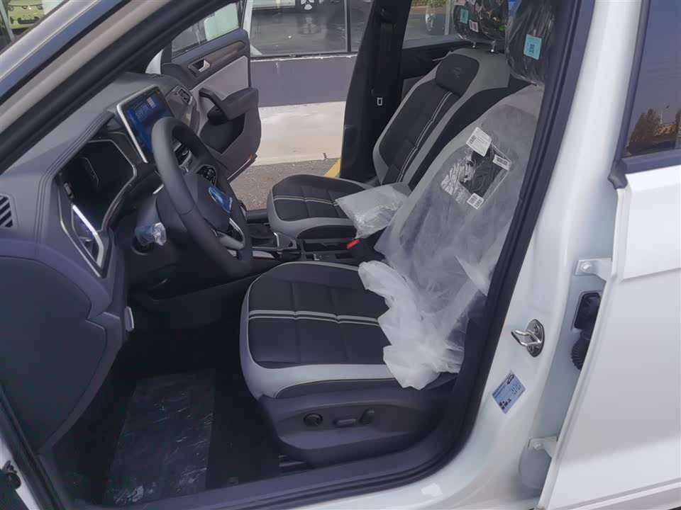 Volkswagen T-ROC exploring Songs