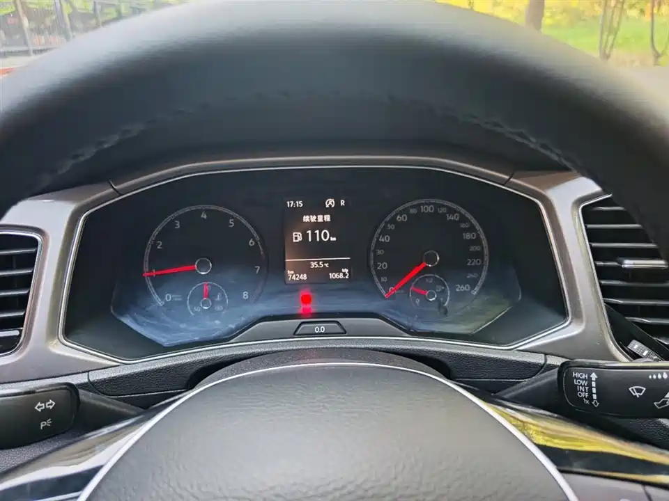 Volkswagen T-ROC exploring Songs