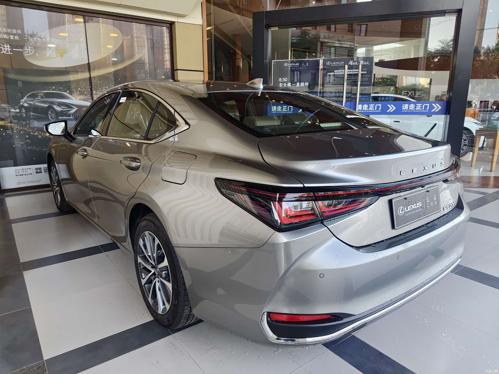 Lexus ES, 2026 4