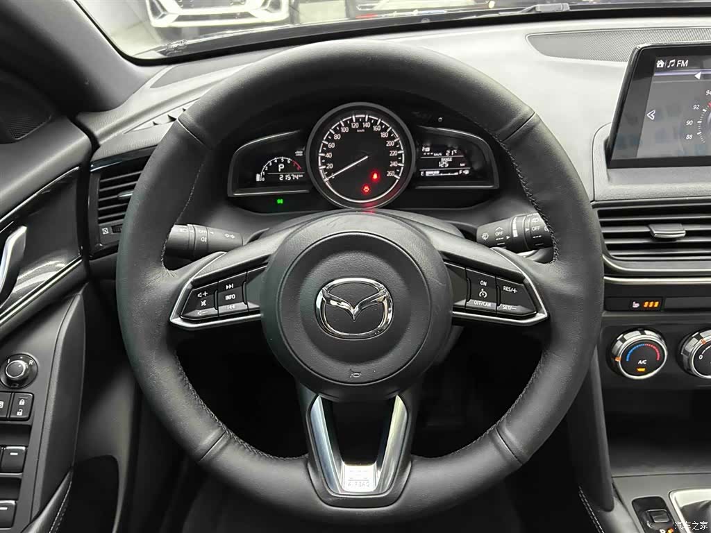 Mazda CX-4, 2023 3